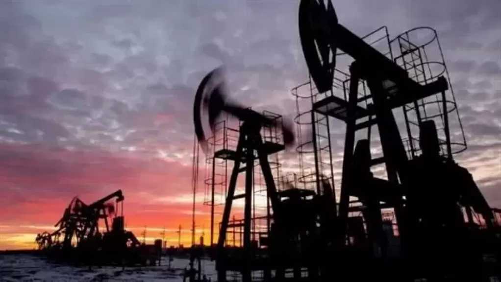 انخفاض أسعار النفط وسط متابعة المستثمرين عن كثب لمحادثات السلام
