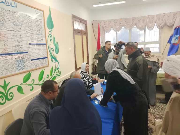 توافد الناخبين على لجنة السعيدية بمركز المحمودية في البحيرة