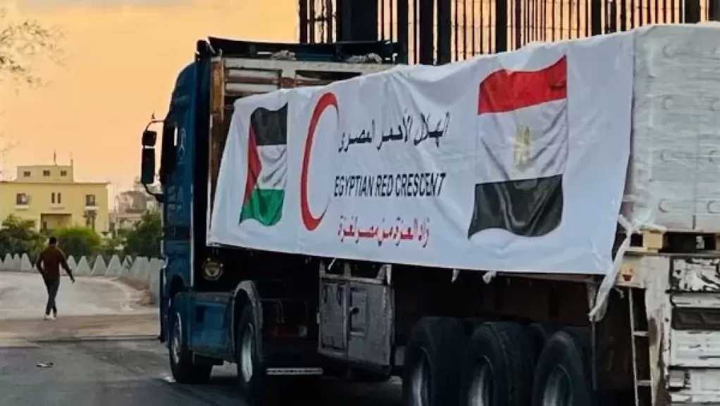 قافلة زاد العزة الـ92 تدخل إلى الفلسطينيين بقطاع غزة