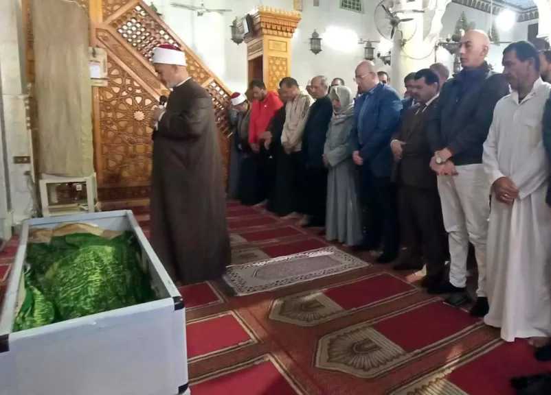 محافظ بني سويف يصلي الجنازة على عامل نظافة في المسجد الكبير بقرية بني هارون