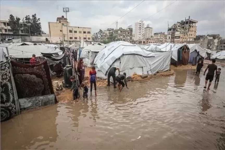 الدفاع المدني بغزة: تلقينا 2500 مناشدة من نازحين غمرت الأمطار خيامهم