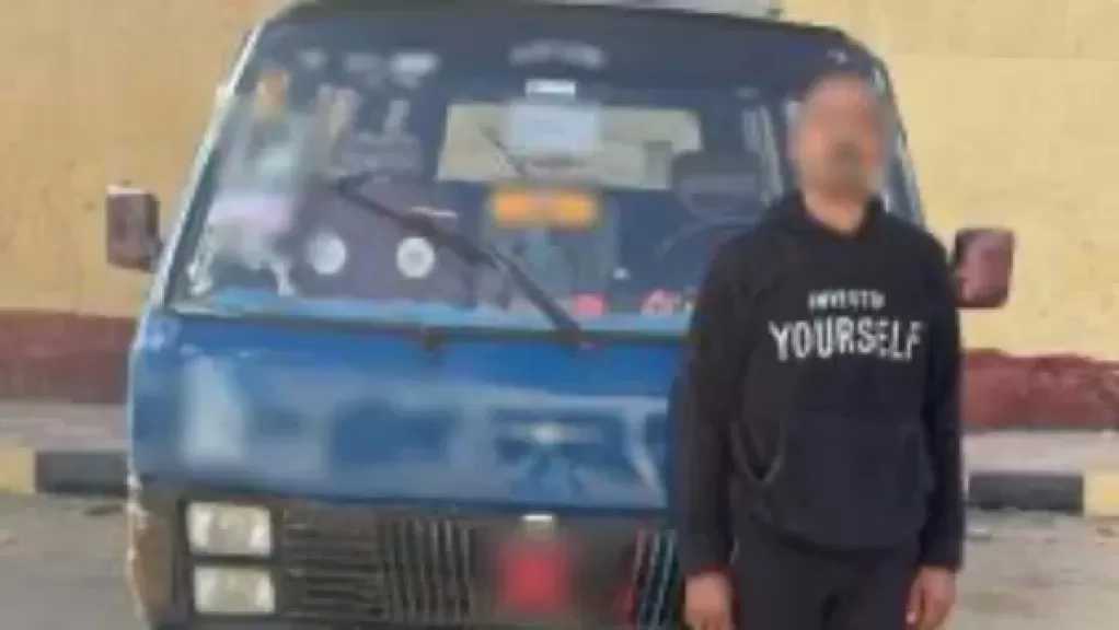نزل راجل كبير من أجل فتاة.. القبض على سائق سيارة ميكروباص بالمنيا