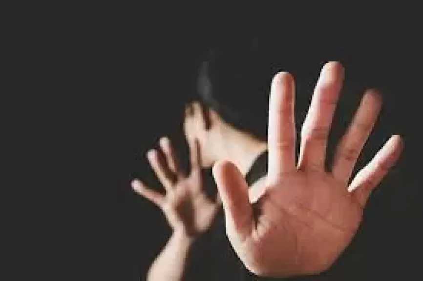 اتهام شاب بالتحرش بفتاة داخل سيارة في الصف