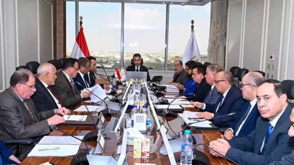 وزير التموين يبحث إنتاج لب الورق من مخلفات القصب