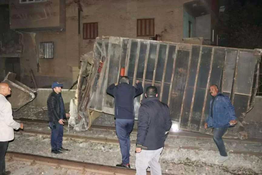 محافظ القليوبية: حادث قطار بضائع طوخ تسبب في سقوط بعض حوائط المنازل