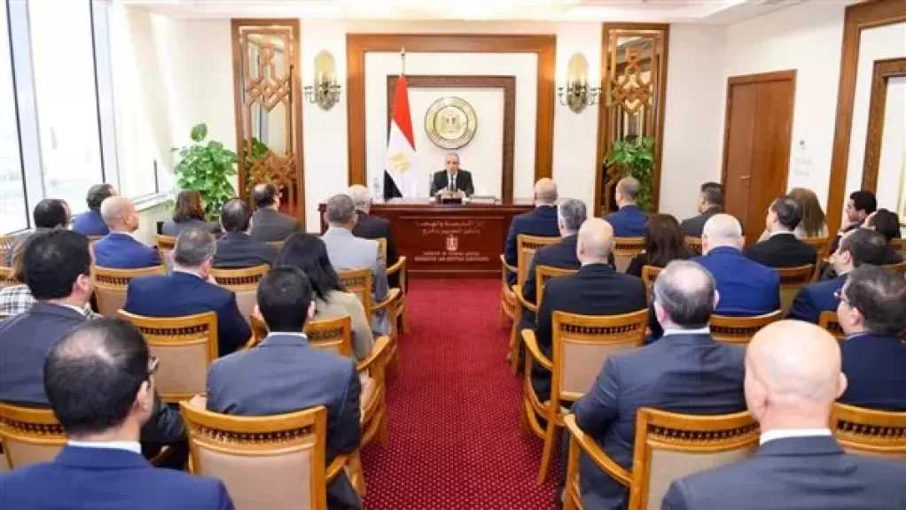 وزير الخارجية يجتمع مع قيادات الوزارة لبحث التطورات الإقليمية والدولية
