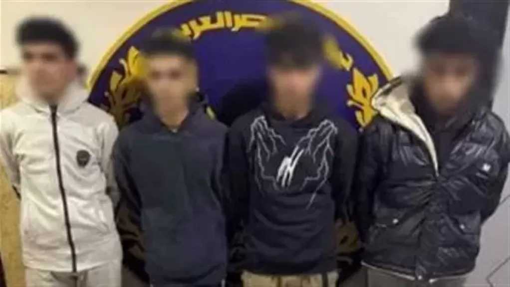 في وضح النهار.. ضبط تجار مخدرات يروجون بضاعتهم وسط الشارع