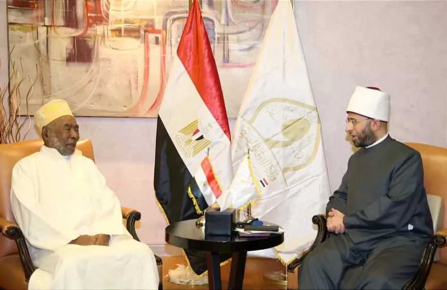 وزير الأوقاف يلتقي مفتي جزر القمر على هامش مؤتمر الإفتاء الدولي