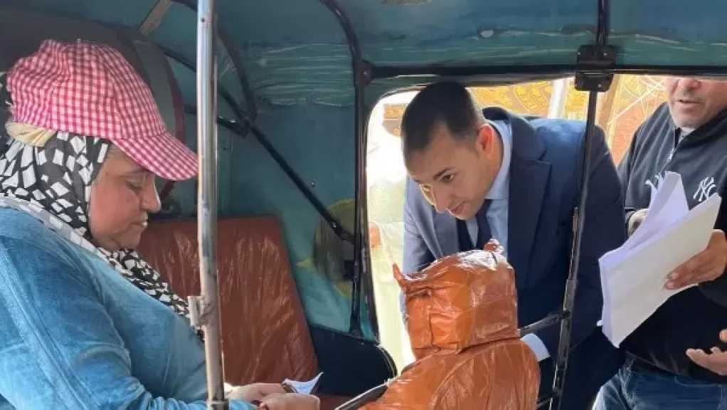 مستشار يساعد سيدة على الإدلاء بصوتها في انتخابات النواب 2025