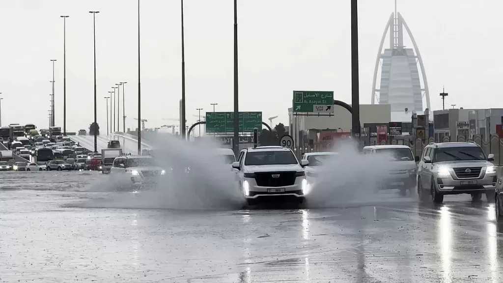 الإمارات تغلق المطارات والطرق وتعلق خدمات «فيري دبي» بسبب الأمطار
