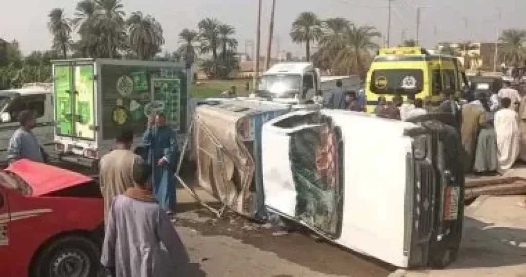 مصرع شخص وإصابة 5 آخرين إثر انقلاب سيارة نقل بصحراوى البحيرة