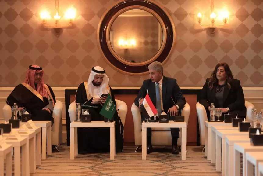 وزير السياحة والآثار ووزير الحج والعمرة السعودي يلتقيان مع مجموعة من شركات السياحة المصرية