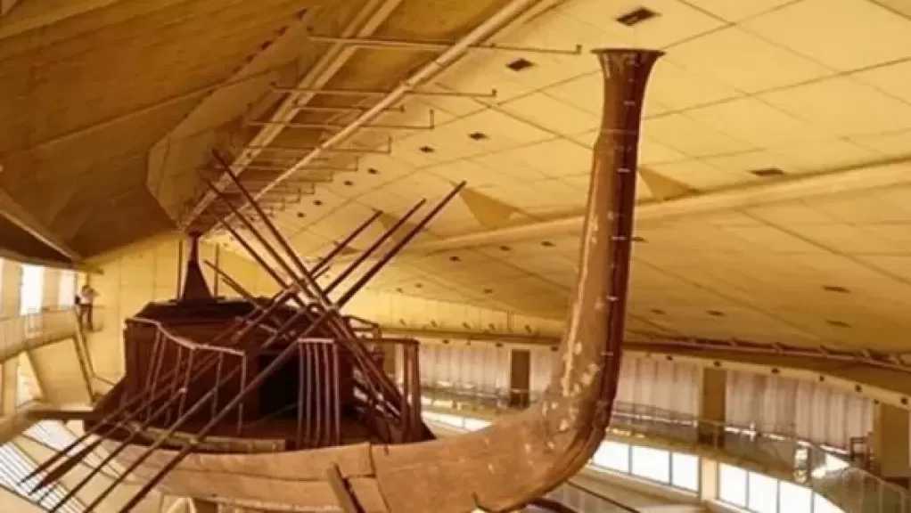 وزير السياحة والآثار يشهد نقل ألواح مركب خوفو الثانية