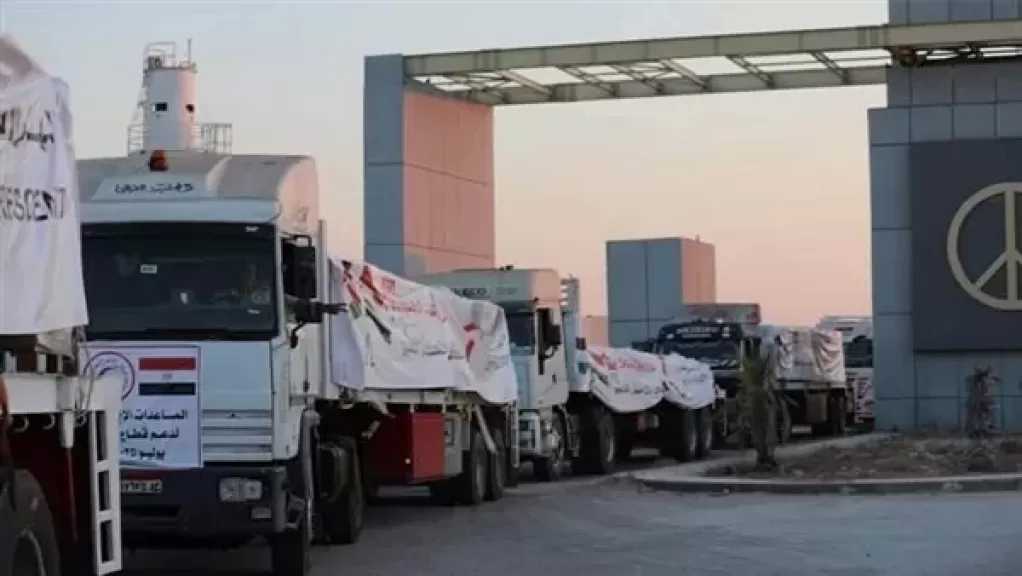 قافلة المساعدات الـ100 تدخل إلى الفلسطينيين بقطاع غزة