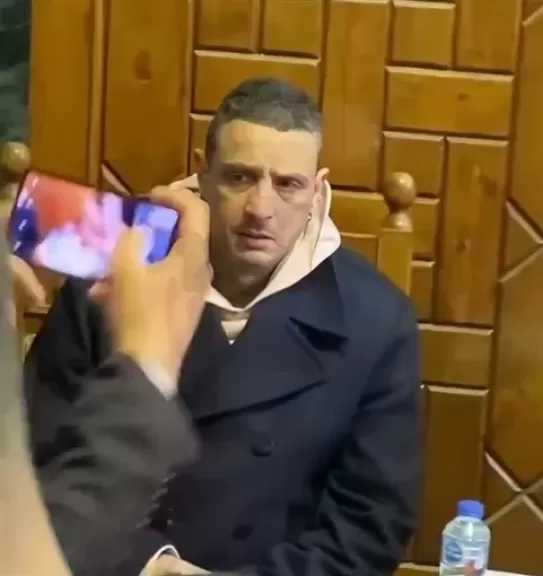 أحمد الفيشاوي يشتبك مع مصور داخل عزاء والدته