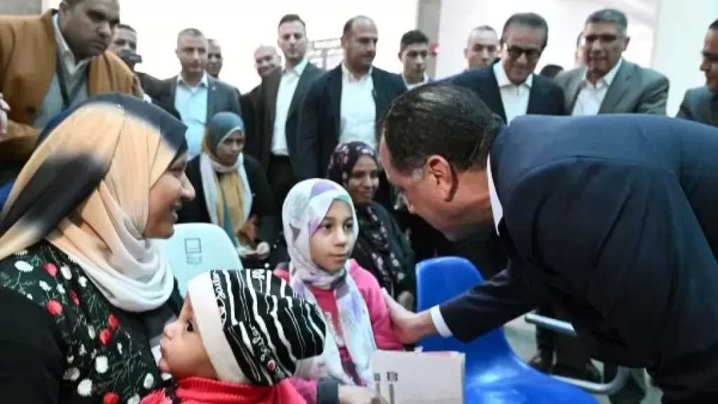 للتأكد من جودة الخدمات.. مدبولي يحاور المواطنين المترددين على مركز صحي بالصف