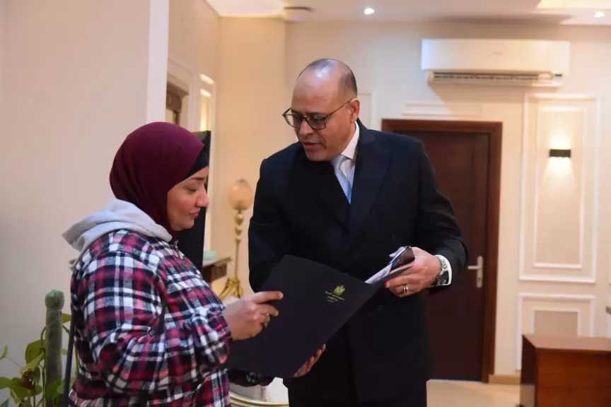 وزير العمل يوفر إعانة مالية وفرصة عمل لصاحبة فيديو التخلي عن أبنائها الأربعة