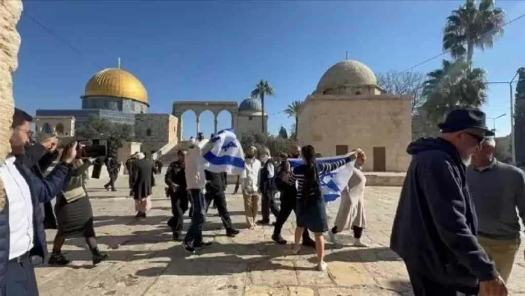 مستوطنون إسرائيليون يقتحمون المسجد الأقصى وسط حماية من شرطة الاحتلال
