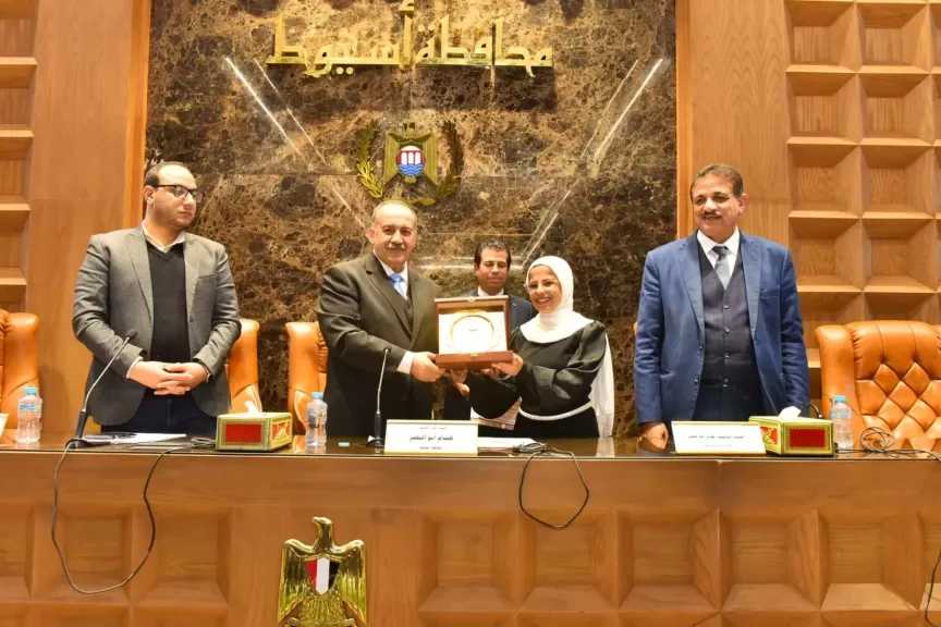 محافظ أسيوط يكرم طالبين لتفوقهما في مسابقات الابتكار والتكنولوجيا محليًا ودوليًا