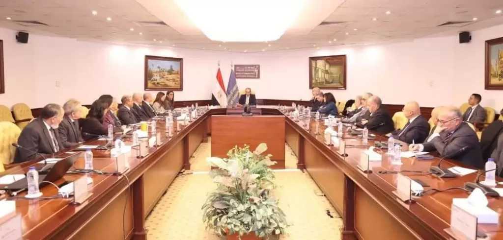 وزير الاتصالات وتكنولوجيا المعلومات يعقد مائدة مستديرة مع لجنة التحول الرقمي بغرفة التجارة الأمريكية بالقاهرة