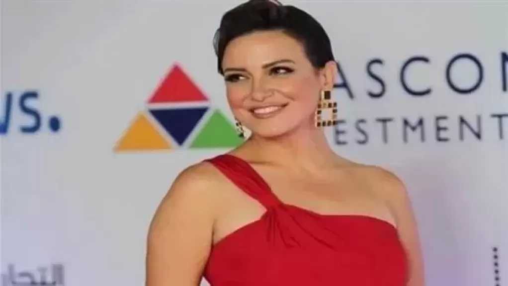 ريهام عبدالغفور تشارك حرفيي الألباستر في الأقصر أعمالهم