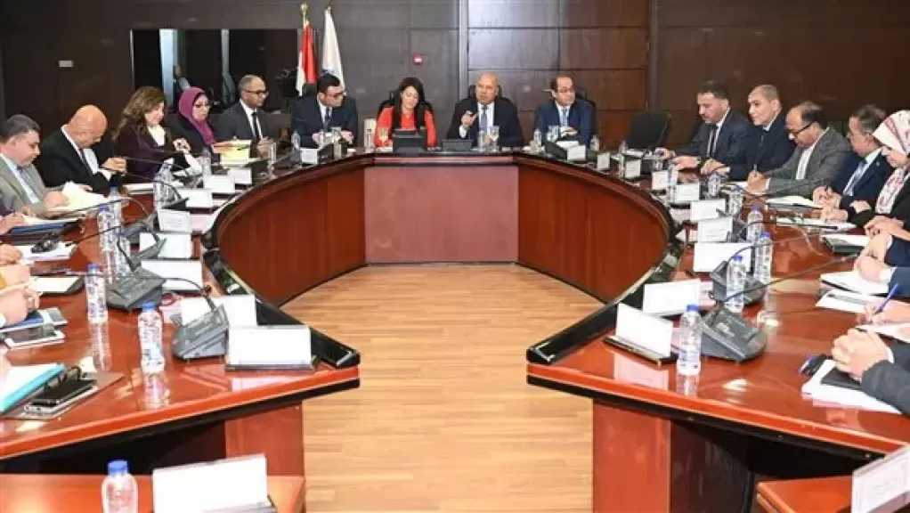 وزراء الصناعة والتخطيط والإسكان والمالية يبحثون تعزيز منظومة مرافق المناطق الصناعية في المحافظات