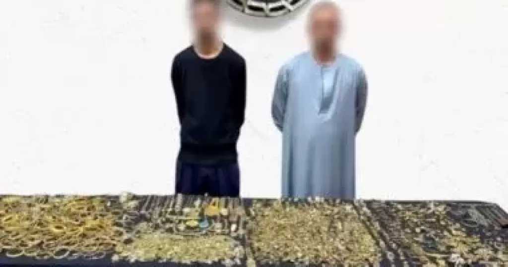 سقوط عاطل سرق محل مشغولات ذهبية من فتحة بالسقف