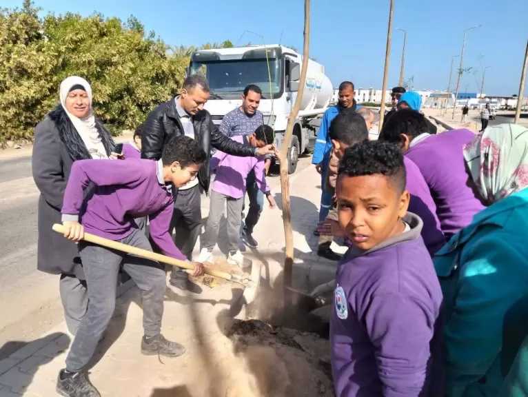 بدء زراعة الأشجار بالغردقة وسفاجا ضمن مبادرة ”100 مليون شجرة”.. صور