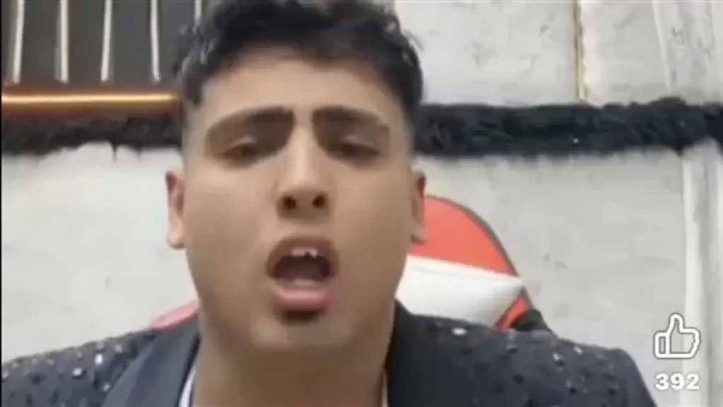هتحبس ليه؟.. كروان مشاكل ينفي القبض عليه بفيديو من داخل منزله