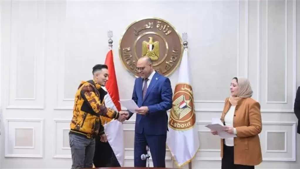 وزير العمل يُسلم دفعة جديدة من عقود العمل بالإمارات والأردن