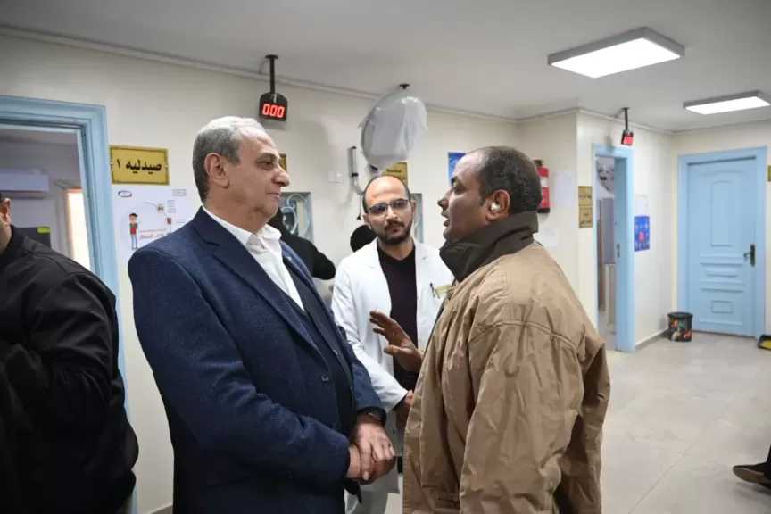 محافظ الغربية يقف على شبابيك صيدليات التأمين بطنطا ويستمع لمطالب المرضى