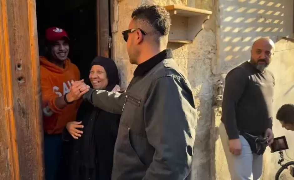 محمد إمام يتفاعل مع عائلة مصرية بسيطة أثناء تصوير الكينج