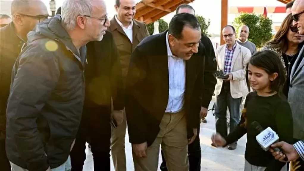 مدبولى يتفقد أعمال تطوير كورنيش النيل بالأقصر ويشاهد عروضاً فنية بالمسرح الروماني