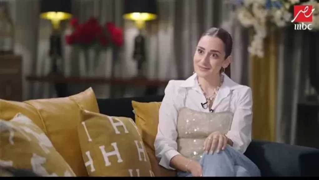 طفلة حالمة مطيعة .. أمينة خليل تتحدث عن طفولتها في ”عندك وقت مع عبلة”