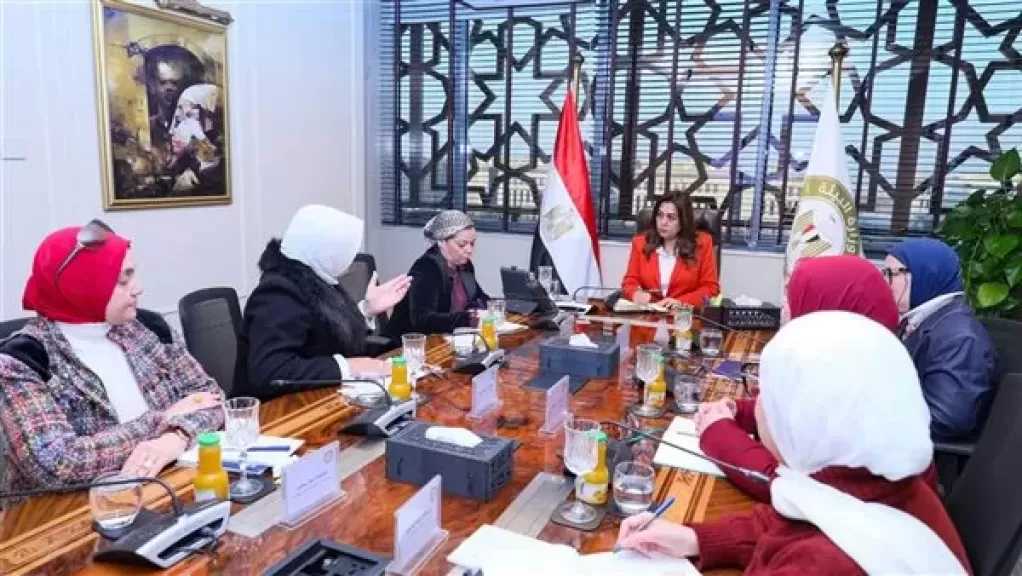 منال عوض تعقد اجتماعًا لمتابعة جهود تحسين البيئة الصناعية والطاقة المستدامة
