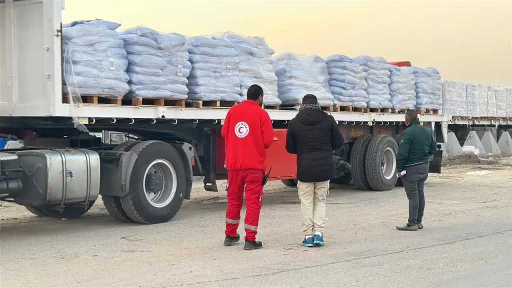 الهلال الأحمر المصري: قافلة «زاد العزة» الـ110 تحمل 5600 طن مواد غذائية وبترولية وشتوية|صور