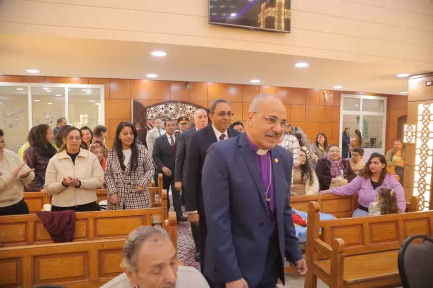 توزيع الهدايا على الأطفال بمطرانية الأقباط والكنيسة الإنجيلية بنجع حمادي