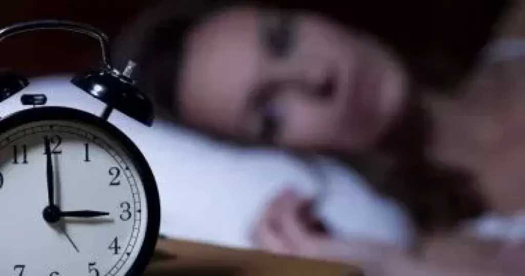 طبيب يحذر: الاستيقاظ المفاجئ بمنتصف الليل قد يكون علامة على قصور القلب