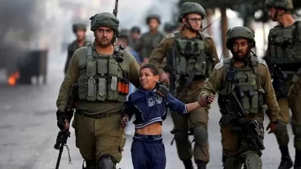 جرائم الاحتلال بحق الطفولة.. اعتقال وتعذيب أكثر من 600 طفل فلسطيني خلال 2025