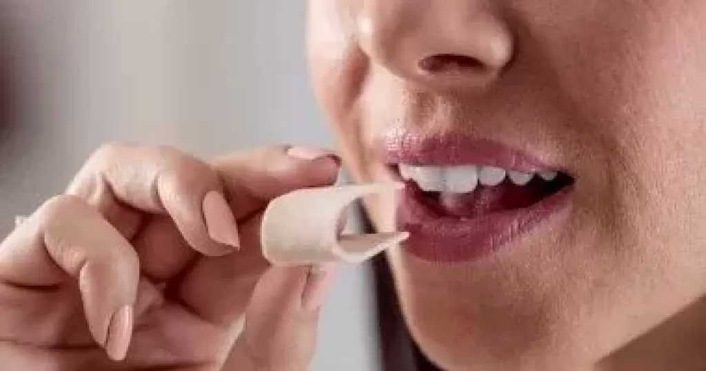 دراسة تكشف لماذا يساعد مضغ العلكة على التركيز وتخفيف التوتر؟