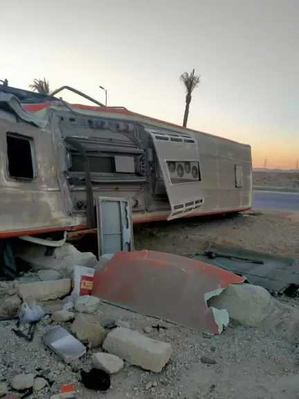 وفاة شخص وإصابة 27 آخرين إثر انقلاب أتوبيس في العاشر من رمضان