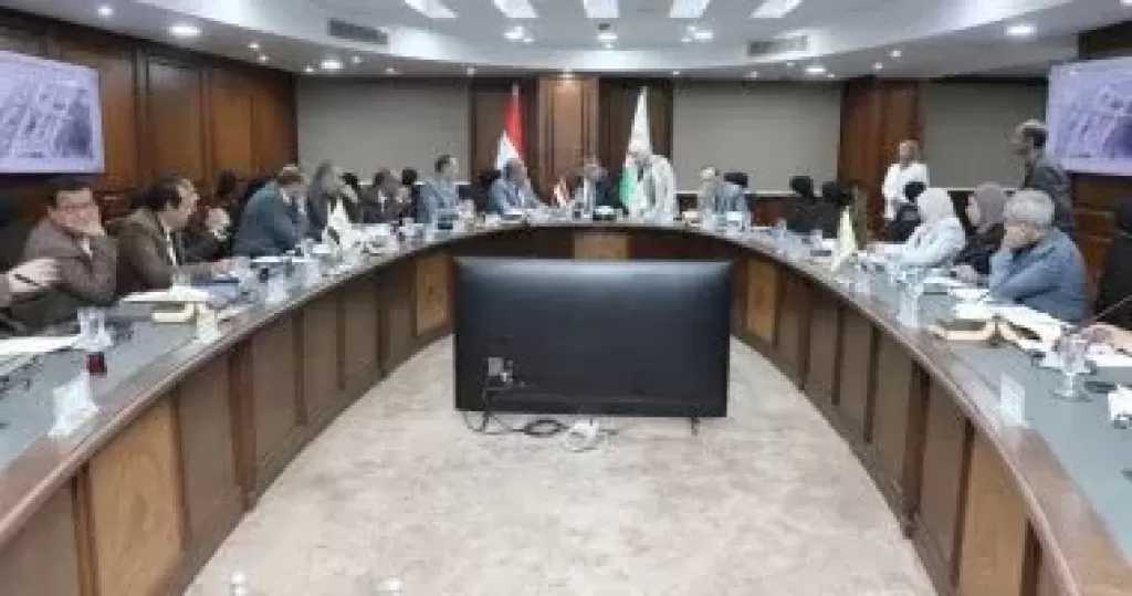 محافظ الجيزة يوجه بحسم شكاوى المواطنين خلال 48 ساعة فى اللقاء الأسبوعى