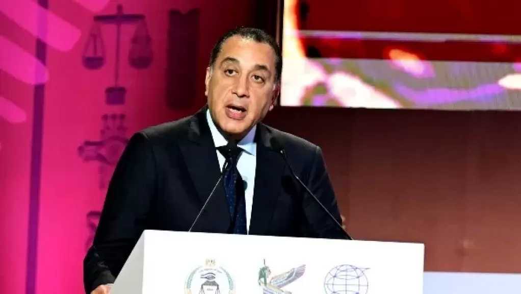 رئيس الوزراء يتفقد بدء التشغيل التجريبي لمحطة البحر الأحمر للحاويات