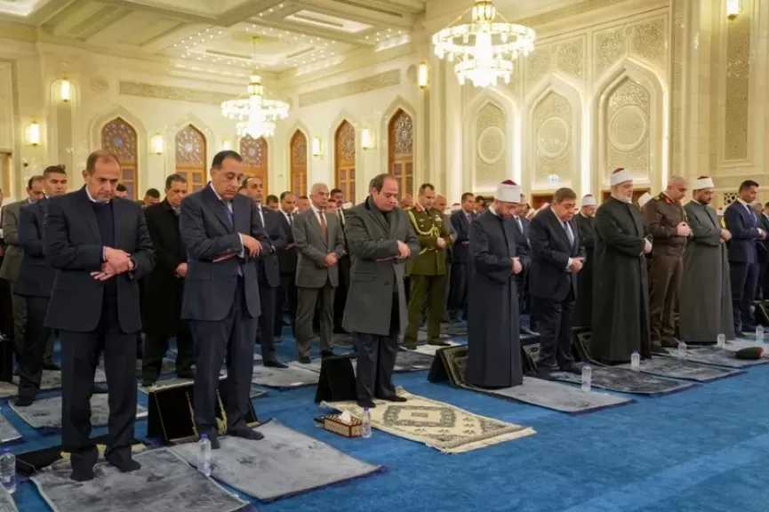 الرئيس السيسي يؤدي صلاة الفجر بمسجد العزيز الحكيم بالمقطم إيذانًا بافتتاح المسجد