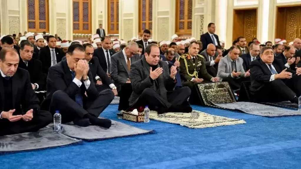الرئيس السيسي يتفقد مسجد العزيز الحكيم بالمقطم.. منارة جديدة ومؤسسة دينية متكاملة