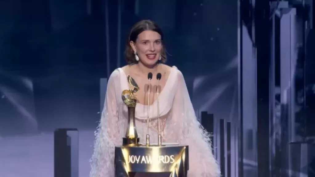 ميلي بوبي براون تفوز بجائزة شخصية العام في حفل Joy Awards