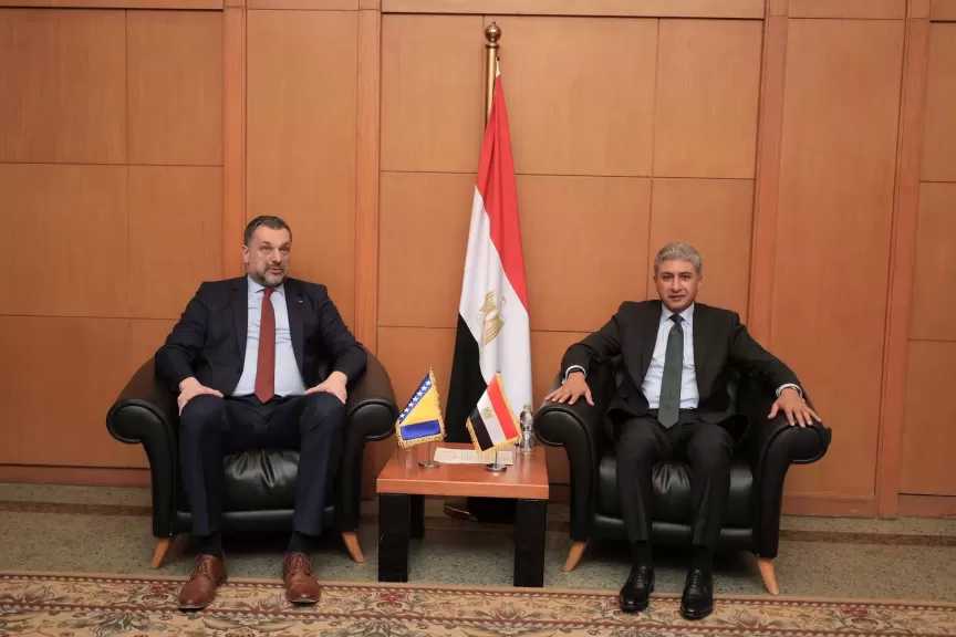 وزير السياحة والآثار يلتقي وزير خارجية البوسنة والهرسك لتعزيز أوجه التعاون السياحي والأثري بين البلدين