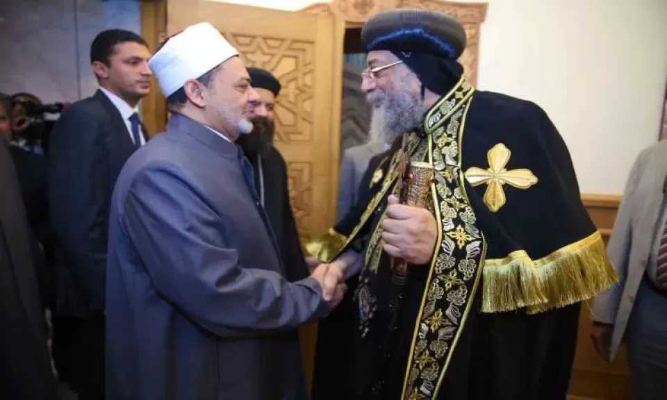 شيخ الأزهر يجري اتصالا هاتفيا بقداسة البابا تواضروس للاطمئنان على صحته