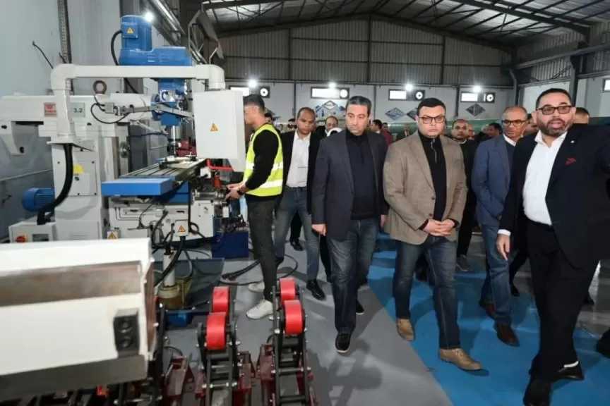 وزير الإسكان ومحافظ دمياط يعقدان اجتماعاً بمقر المنطقة الحرة لمتابعة الأعمال الجارية بها