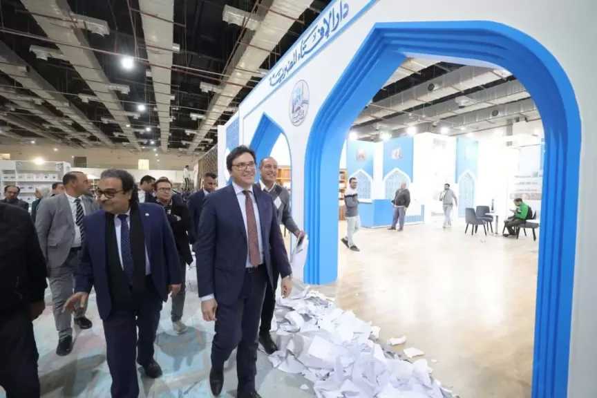 وزير الثقافة يطلع على مبادرة «مكتبة لكل بيت» ومخيم «أهلنا وناسنا» جديد معرض الكتاب